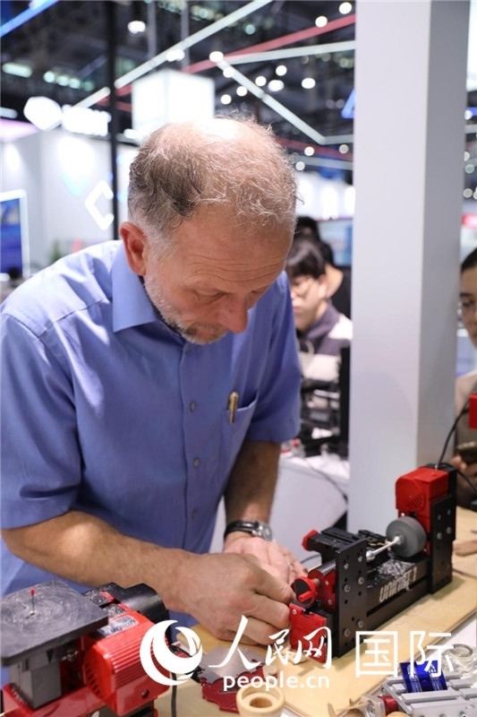 第25屆中國國際高新技術(shù)成果交易會(huì)15日在深圳開幕，圖為展商現(xiàn)場(chǎng)演示精密加工工具。人民網(wǎng)記者 魯揚(yáng)攝