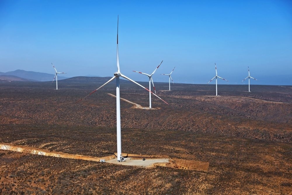 這是2023年2月14日拍攝的位于智利中部沿海的蓬塔謝拉風(fēng)電場。蓬塔謝拉風(fēng)電場是中國在智利投資建設(shè)的首個(gè)風(fēng)電場，2018年正式投產(chǎn)發(fā)電，可滿足13萬戶家庭的用電需求，同時(shí)每年還能減少15.7萬噸碳排放。