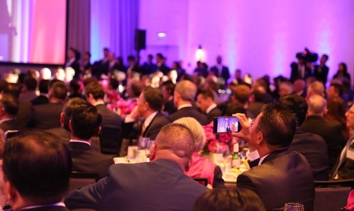 當(dāng)?shù)貢r間11月15日晚，國家主席習(xí)近平在美國舊金山出席美國友好團(tuán)體聯(lián)合舉行的歡迎宴會。在熱烈的掌聲中，習(xí)近平發(fā)表重要演講。圖為參加晚宴人士認(rèn)真聆聽演講。人民日報記者 李志偉 攝