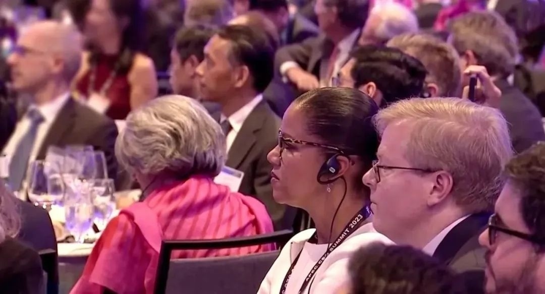 △參加宴會的人士認(rèn)真聆聽演講。