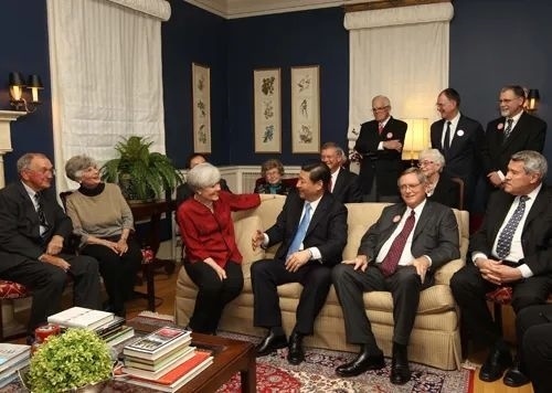 △2012年2月15日，習(xí)近平在前艾奧瓦州友好省州委員會委員蘭蒂夫人（左三）的家中回憶1985年訪問該地時的情景。