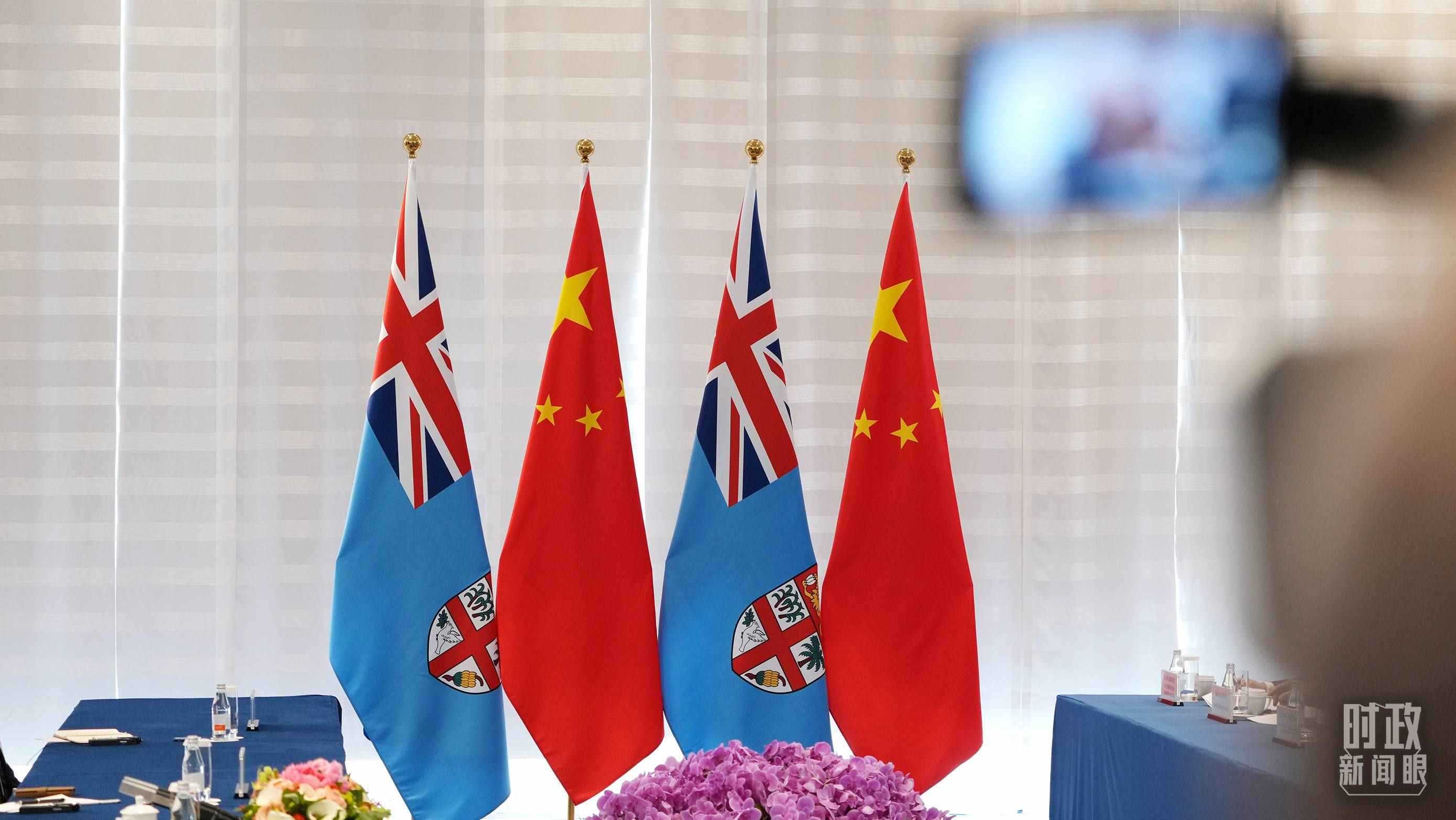 △會談現(xiàn)場的中斐兩國國旗。（總臺國廣記者李晉拍攝）