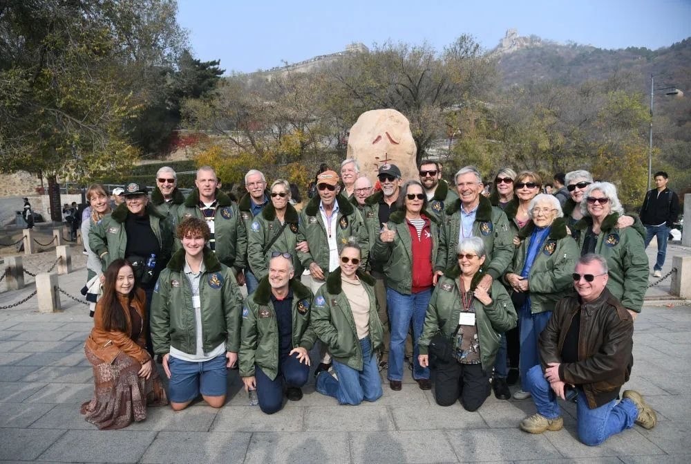 △2023年10月29日，飛虎隊老兵莫耶一行人在北京八達嶺長城合影留念。