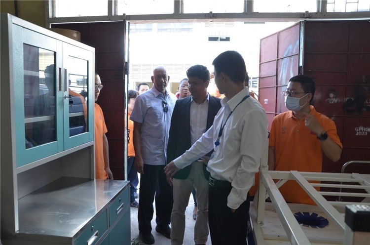 喬治敦公立醫(yī)院執(zhí)行院長接收捐贈物資。第十九期中國援圭亞那醫(yī)療隊供圖