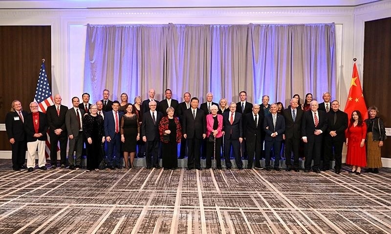 △當(dāng)?shù)貢r(shí)間11月15日晚，習(xí)近平主席在美國(guó)舊金山出席美國(guó)友好團(tuán)體聯(lián)合舉行的歡迎宴會(huì)。這是宴會(huì)開始前，習(xí)近平主席同友好人士代表親切交談并合影留念。