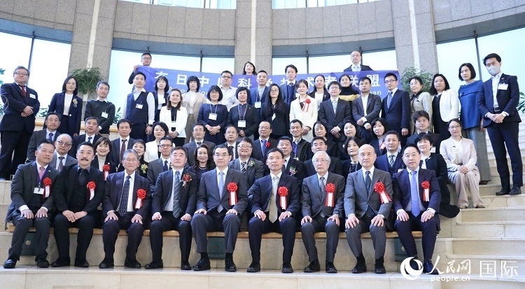 到場(chǎng)嘉賓與中國駐日本大使吳江浩合影留念。人民網(wǎng) 許可攝