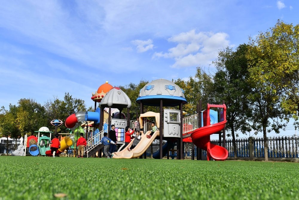 在山東省東營(yíng)市墾利區(qū)楊廟社區(qū)幼兒園，孩子們?cè)诶蠋煹膸ьI(lǐng)下進(jìn)行戶外活動(dòng)（2021年10月19日攝）。新華社記者 郭緒雷 攝