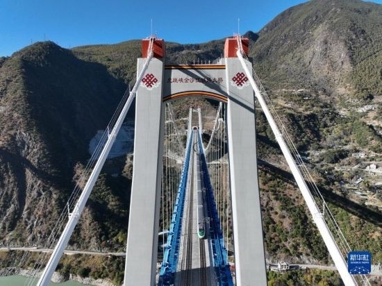 11月25日，列車(chē)通過(guò)麗香鐵路金沙江特大橋（無(wú)人機(jī)照片）。