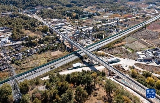 11月25日在麗江市境內(nèi)拍攝的即將開(kāi)通的麗香鐵路（無(wú)人機(jī)照片）。