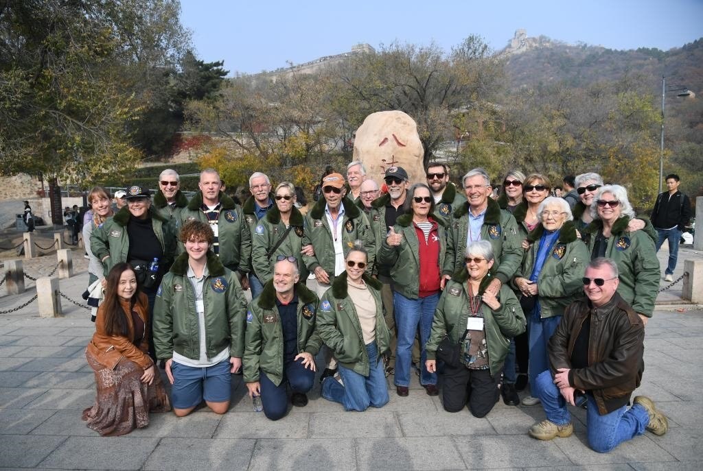 10月29日，飛虎隊(duì)老兵莫耶一行人在北京八達(dá)嶺長(zhǎng)城合影留念。當(dāng)日，美中航空遺產(chǎn)基金會(huì)訪華代表團(tuán)成員陸續(xù)抵達(dá)北京。新華社記者任超攝