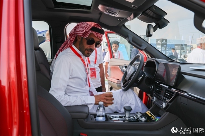 嘉賓參觀體驗山東重工產(chǎn)品。人民網(wǎng)記者 任皓宇攝