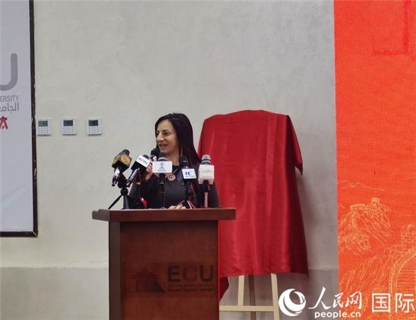 埃及中國(guó)大學(xué)副董事長(zhǎng)索娜塔致辭。人民網(wǎng)記者 沈小曉攝