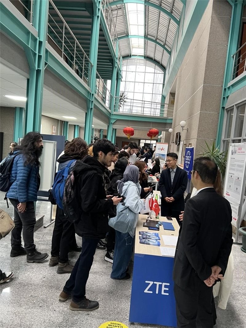 土耳其大學(xué)生在中企展臺(tái)交流。主辦方供圖