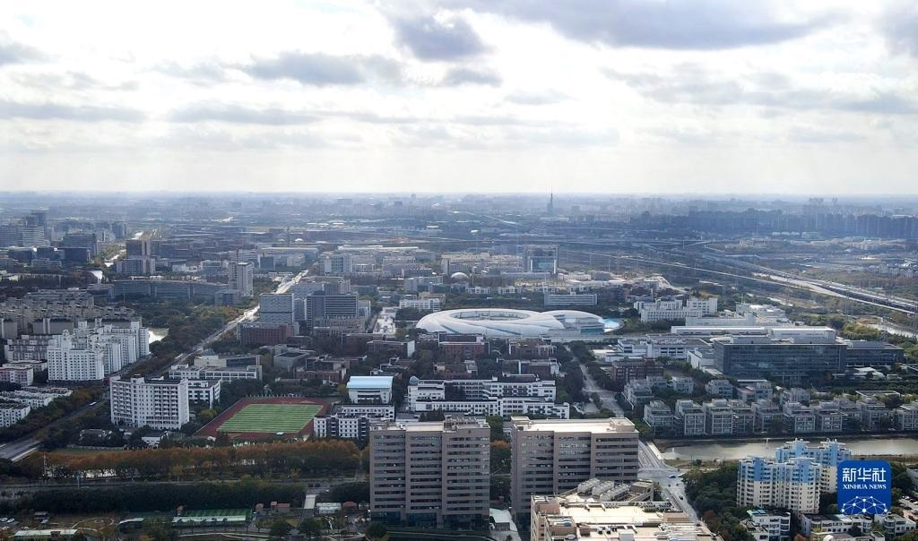 這是2023年11月25日在上海浦東新區(qū)張江科學城拍攝的形如鸚鵡螺的大科學裝置上海光源（中）（無人機照片）。新華社記者 方喆 攝