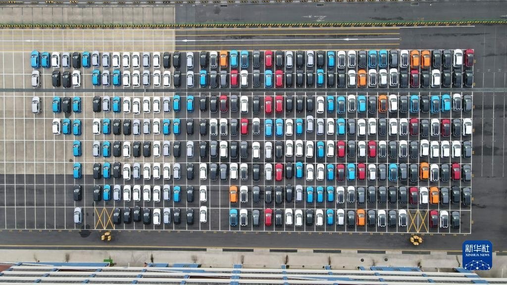 這是2023年7月9日在上海外高橋海通汽車碼頭拍攝的等待裝船運往澳大利亞的上汽MG品牌汽車和新能源車（無人機照片）。新華社記者 方喆 攝