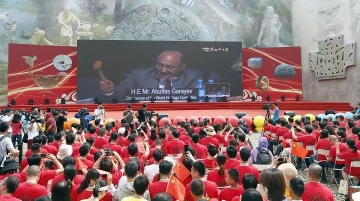 2019年7月6日，杭州市民揮舞國旗慶祝良渚古城遺址獲準(zhǔn)列入世界遺產(chǎn)名錄。記者 吳煌 倪雁強(qiáng) 攝