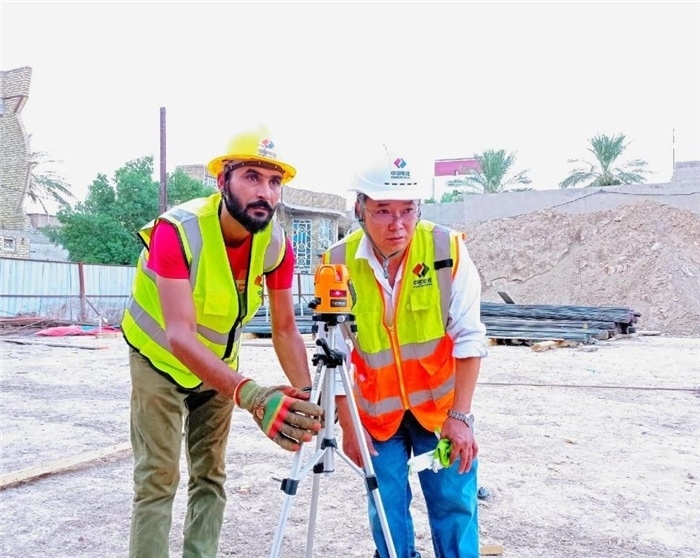 中伊工人在施工中。中國電建供圖