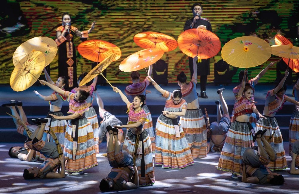 2023年1月18日，以“同心筑厚誼 攜手共發(fā)展”為主題的2023年中越跨國(guó)春節(jié)聯(lián)歡晚會(huì)在云南省紅河哈尼族彝族自治州河口瑤族自治縣舉行，越南老街省民族藝術(shù)歌舞團(tuán)的演員在晚會(huì)上表演歌舞《漂浮在云端的節(jié)日》。新華社記者 胡超 攝