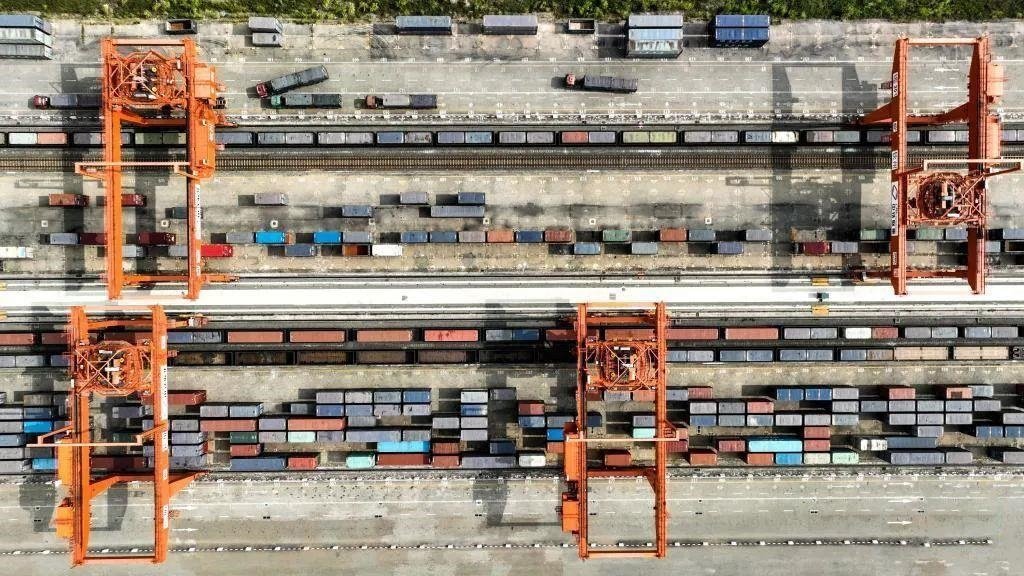 △2023年11月12日，火車(chē)在廣西欽州港碼頭裝運(yùn)集裝箱。