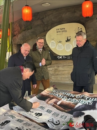 吳墾大使簽名。人民網(wǎng)記者 徐馨攝