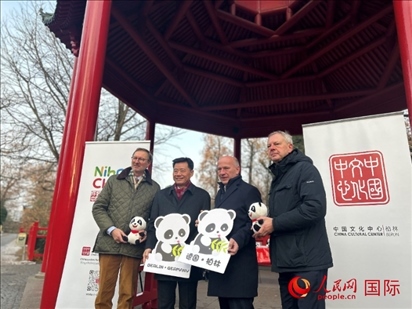 中國(guó)文化中心組織的主題活動(dòng)現(xiàn)場(chǎng)。從左至右依次為柏林動(dòng)物園園長(zhǎng)克尼里姆、中國(guó)駐德國(guó)大使吳懇、柏林市長(zhǎng)韋格納、柏林動(dòng)物園監(jiān)事會(huì)主席布魯克曼。人民網(wǎng)記者 徐馨攝