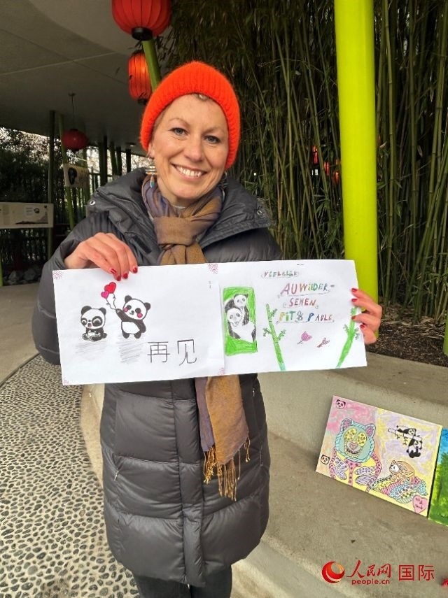 桑德拉和德國(guó)小朋友們的作品。右圖寫著“祝福好運(yùn)，再見 Pit和Paule（“夢(mèng)想”“夢(mèng)圓”的德語(yǔ)名字）”。人民網(wǎng)記者 徐馨攝