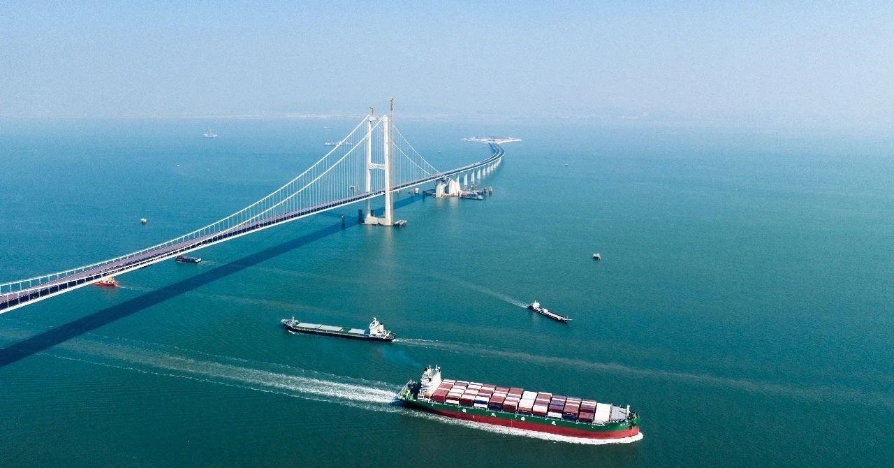 △2023年11月28日，國(guó)家重大工程深中通道海底沉管隧道貫通。