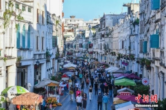 圖為?？隍T樓老街游客如織。 <a target='_blank' href='/' ><p align=