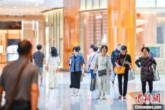 圖為顧客在cdf?？趪H免稅城內(nèi)選購商品。<a target='_blank' href='/' ><p align=