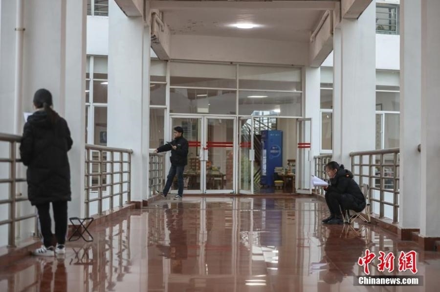 資料圖：幾位考研學生在南昌大學教學樓的天橋上復習備考。劉力鑫 攝