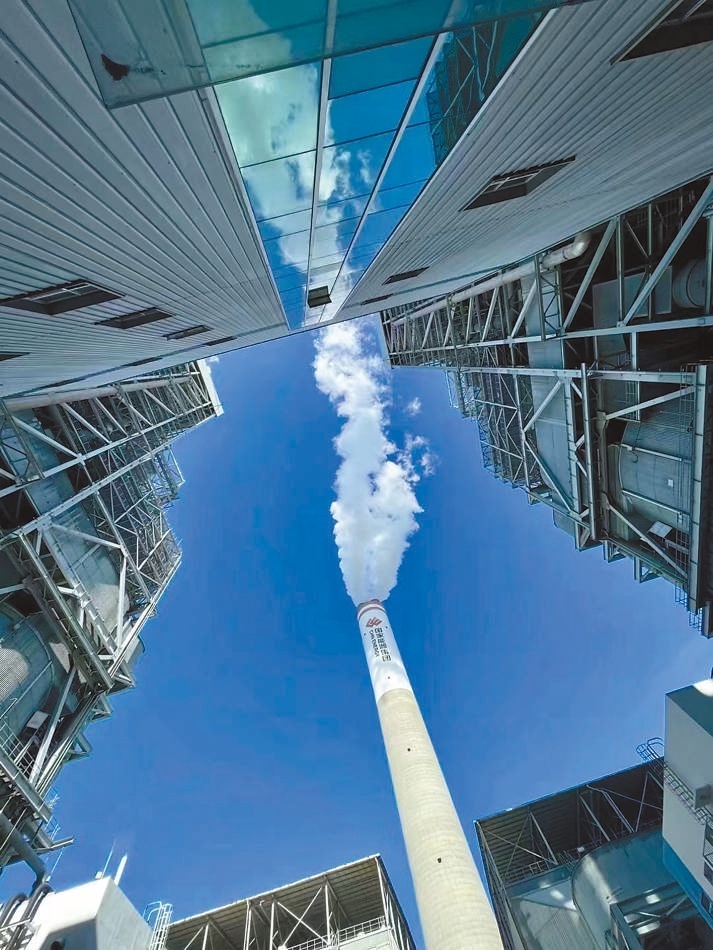  綠色低碳 近日，來自10余個國家的國際青年跟隨“世界青年能源行”活動走進(jìn)國家能源集團(tuán)江蘇泰州電廠。作為亞洲最大火電二氧化碳捕集、利用與封存項目，該項目每年可捕集消納二氧化碳50萬噸。 美國籍演員、主持人 史蒂文·韋德斯攝 “走在電廠里，體驗各種高科技，真切感受到中國在清潔能源方面發(fā)展迅速，許多技術(shù)走在了世界前列?！? /></p> <p style=