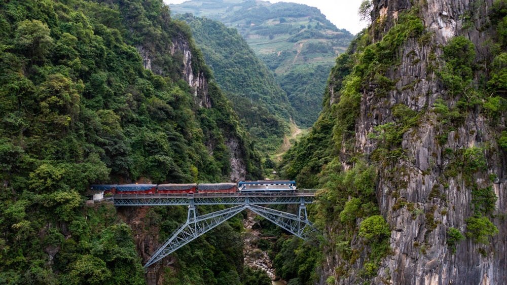 2023年6月20日，一列火車駛過(guò)人字橋。