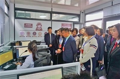  在昆明中院訴前調(diào)解工作室內(nèi)，代表們觀摩法官線上調(diào)解。