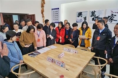  在劍川法院家事調(diào)解室內(nèi)，該院制作的《離婚證明書(shū)》引起了代表們的關(guān)注。
