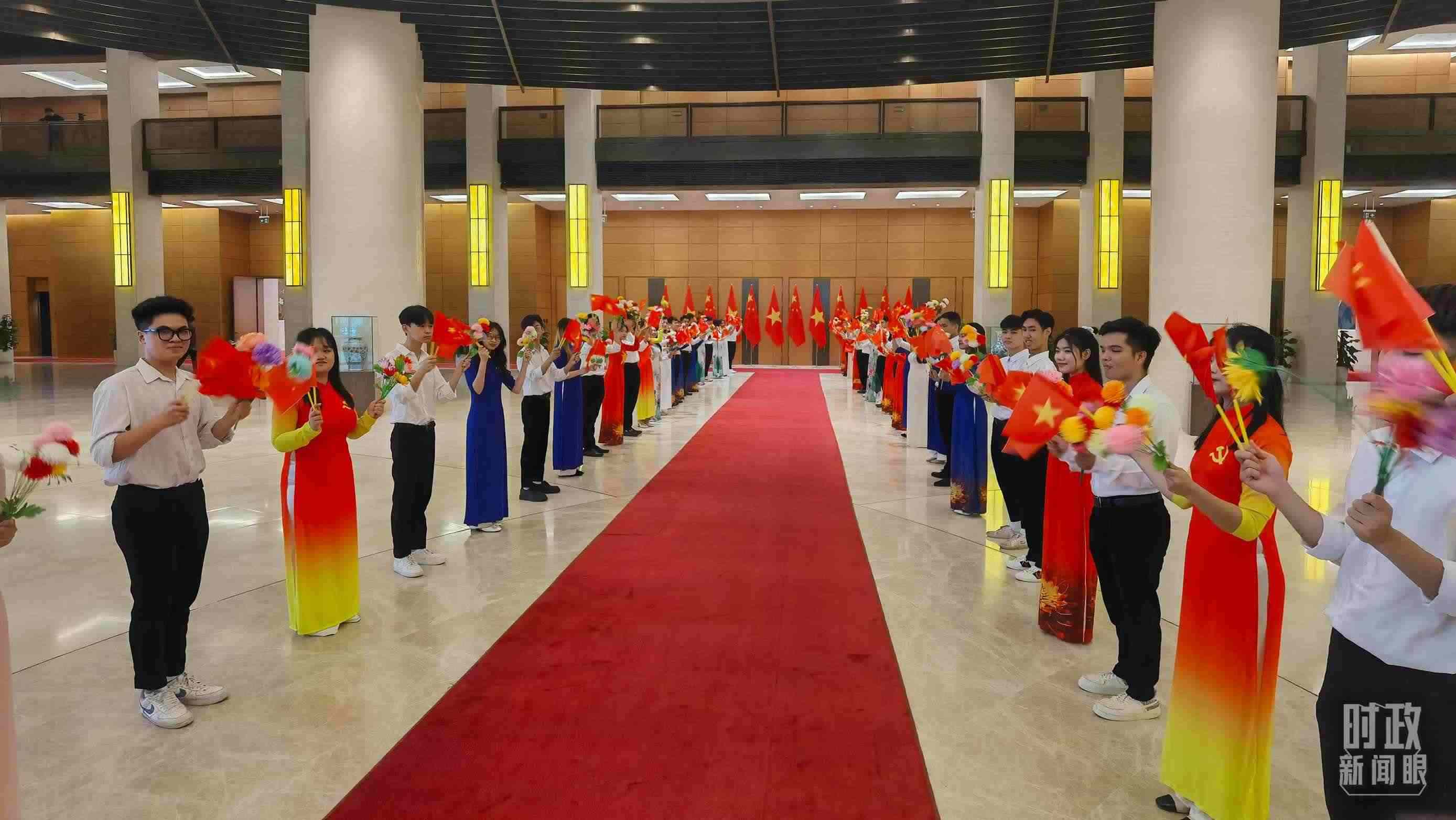 △夾道歡迎的當?shù)厍嗄辍＃偱_央視記者周志國拍攝）