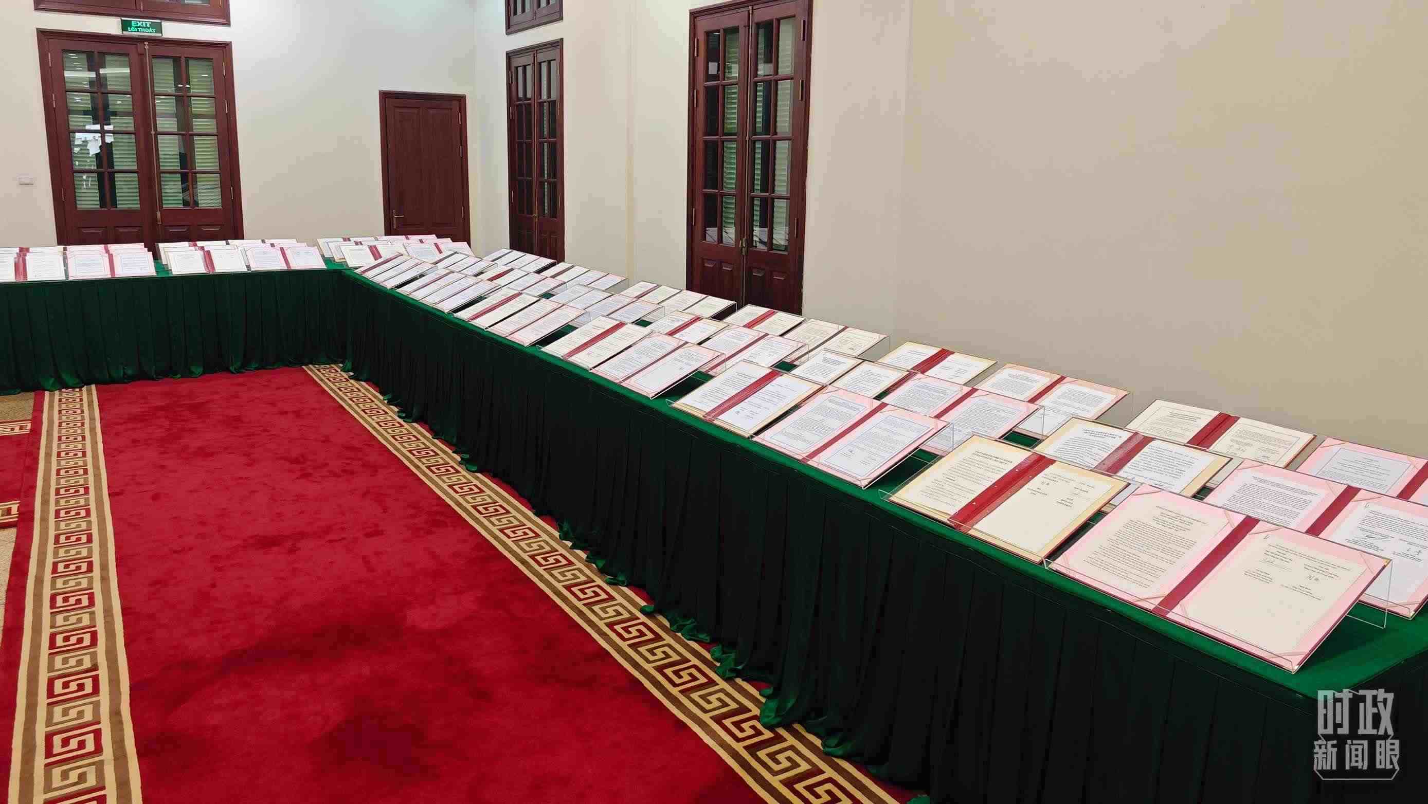 △會談后，兩黨總書記共同見證雙方簽署的雙邊合作文件展示，涵蓋共建“一帶一路”等30多個領(lǐng)域。（總臺央視記者耿小龍拍攝）