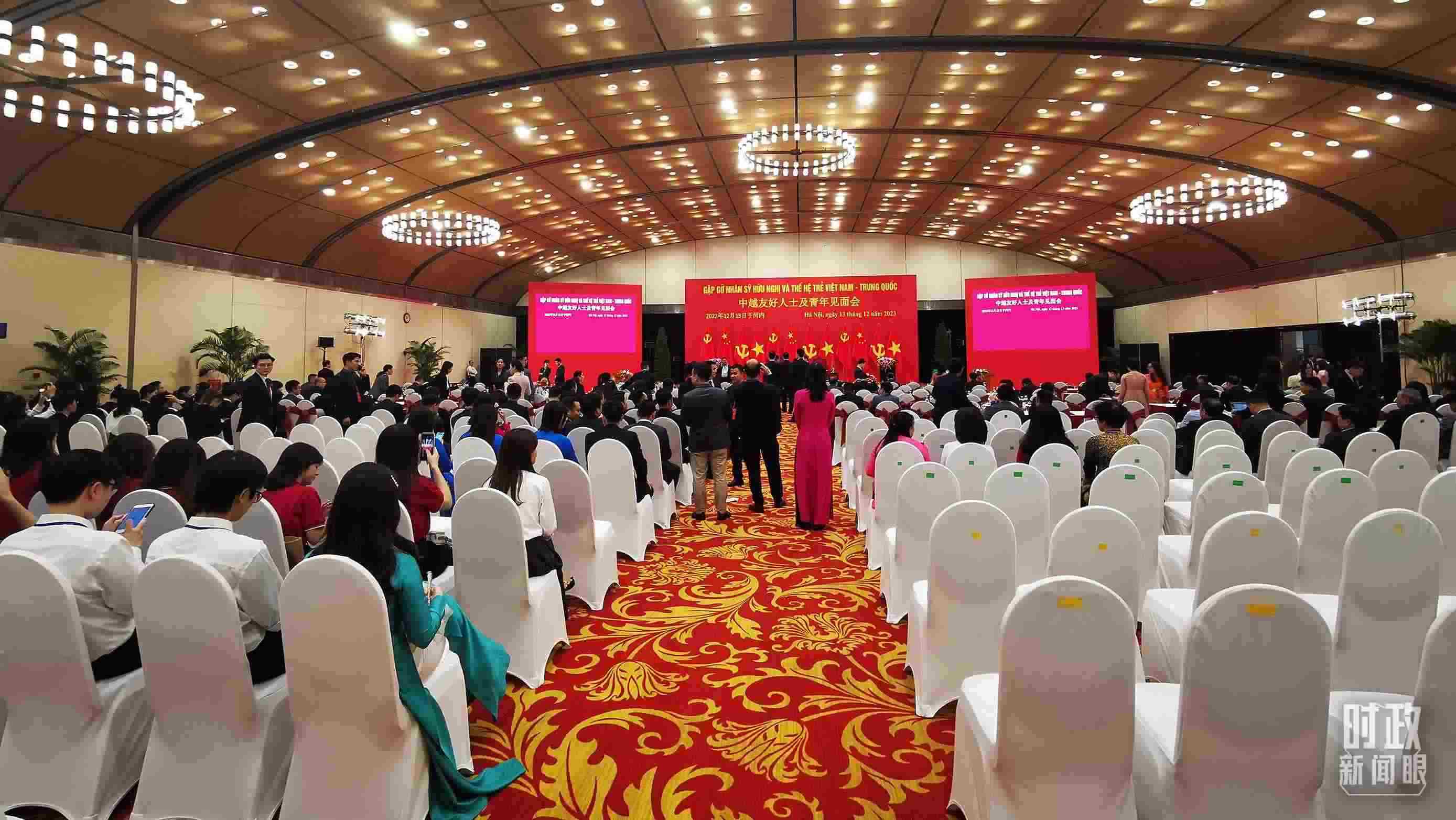 △習近平出席中越友好人士及青年見面會。這是見面會開始前的場景。（總臺央視記者荊偉拍攝）