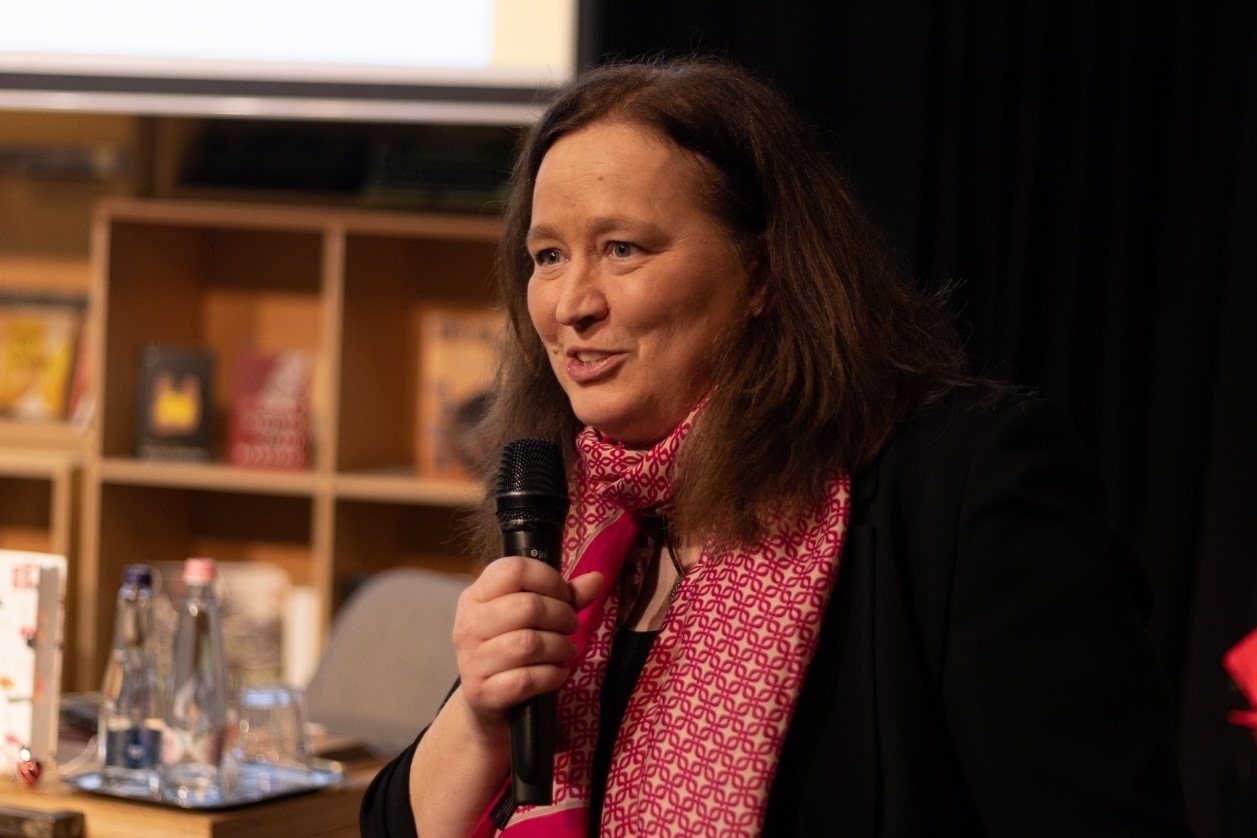 本書譯者宗博莉·克拉拉主持讀書分享會。摩爾多瓦尼·巴爾納巴斯攝