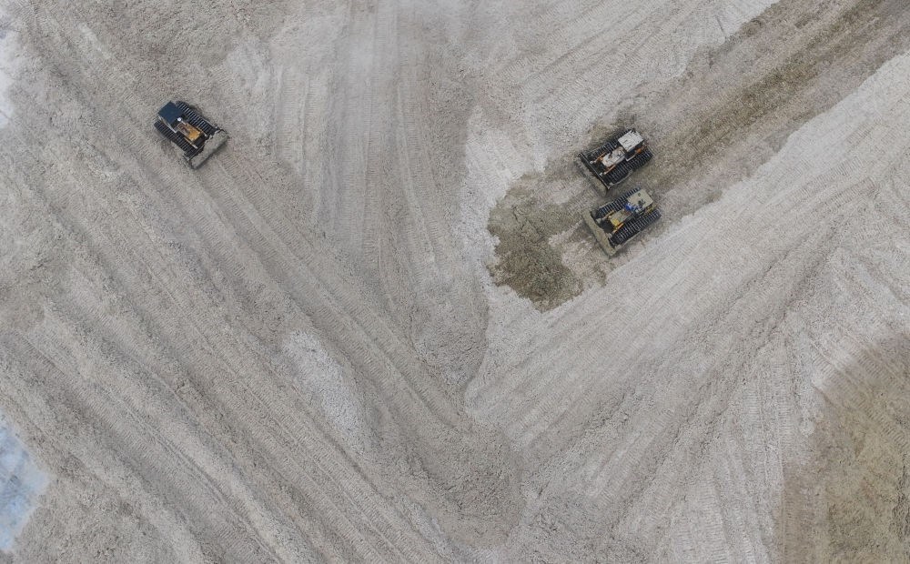 12月12日，在廣西湘桂華糖制糖集團(tuán)來賓紙業(yè)有限責(zé)任公司，工作人員在整理蔗渣（無人機(jī)照片）。