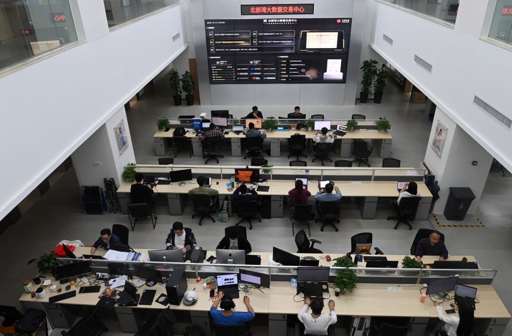 中國—東盟信息港員工在工作中。