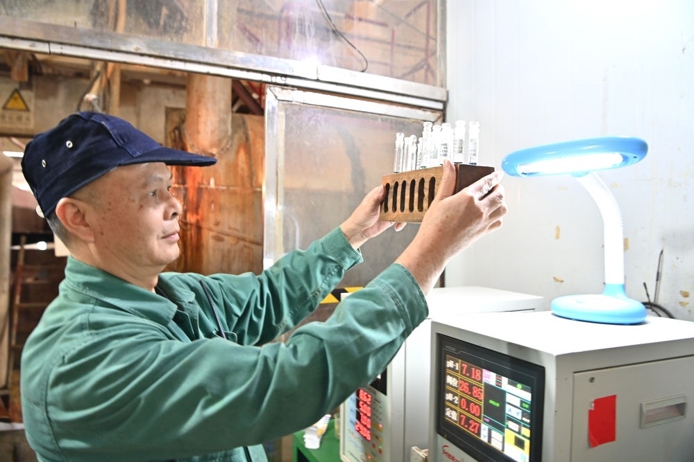 12月12日，廣西來賓小平陽湘桂制糖有限公司的工作人員在檢測糖漿樣品。