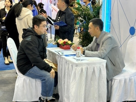 沈陽招聘會現(xiàn)場。人民網(wǎng)記者 尹柏寒攝