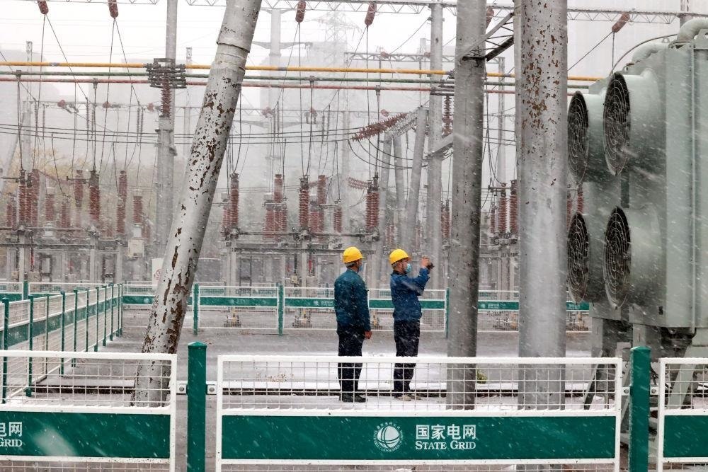 △國網(wǎng)壽光市供電公司變電運維人員在檢查變電站積雪情況。