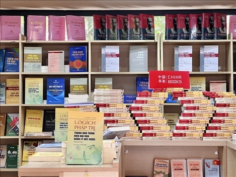 中國(guó)主題圖書亮相越南河內(nèi)書街。中國(guó)圖書進(jìn)出口（集團(tuán)）有限公司供圖