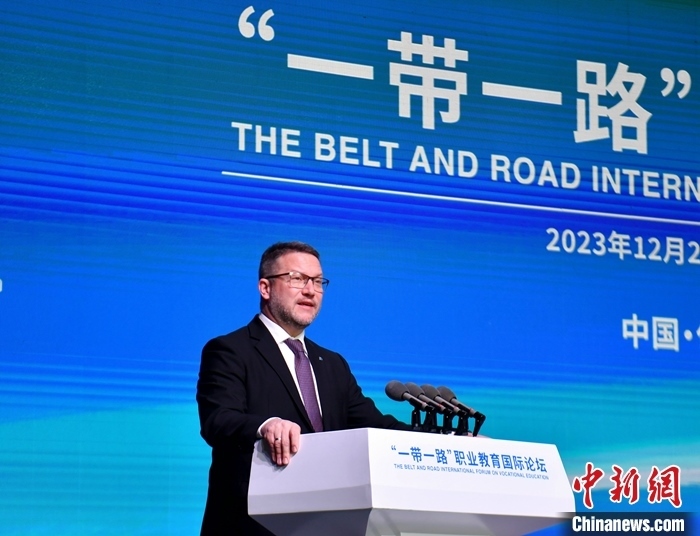 圖為活動(dòng)現(xiàn)場(chǎng)歐洲議會(huì)交通旅游委員會(huì)副主席烏伊海依·伊什特萬(wàn)致辭。 中新社記者 韓冰 攝