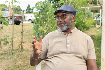 2023年12月18日，瓦努阿圖共和國(guó)總理夏洛特·薩爾維在瓦努阿圖公路項(xiàng)目二期馬勒庫拉段的移交儀式現(xiàn)場(chǎng)接受人民網(wǎng)采訪。人民網(wǎng) 賀吉攝