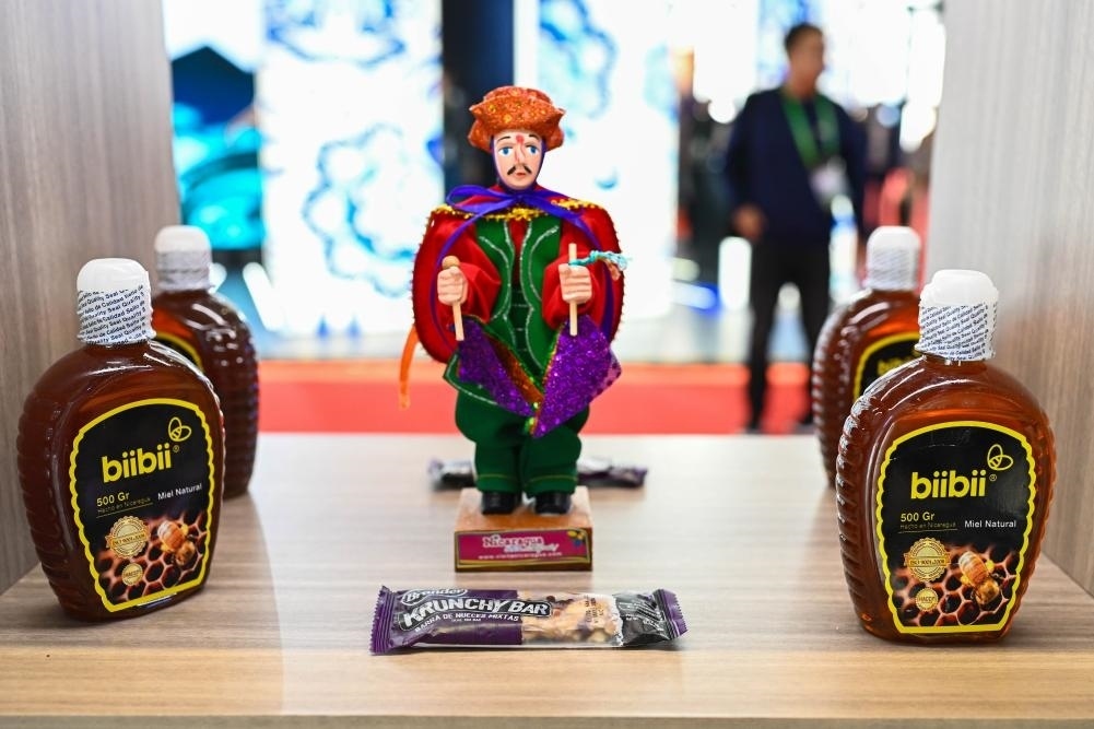 2023年11月8日在第六屆進(jìn)博會上拍攝的尼加拉瓜蜂蜜產(chǎn)品。