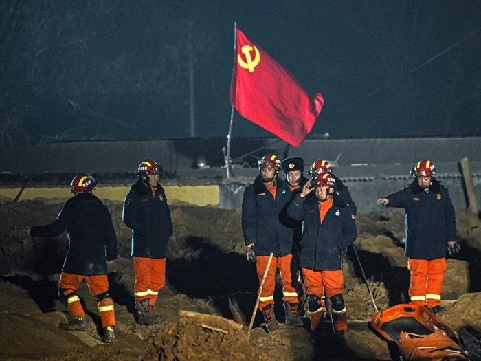 2023年12月21日，救援隊(duì)員在青海省海東市民和回族土族自治縣中川鄉(xiāng)金田村現(xiàn)場救援。新華社記者 張龍 攝