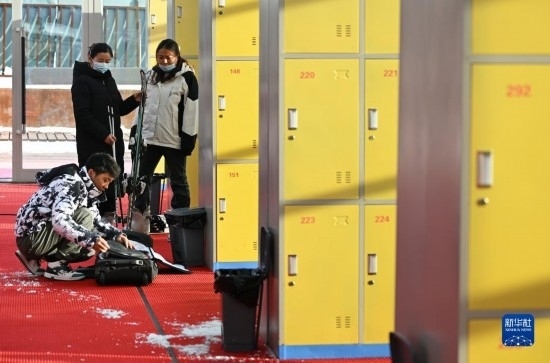 12月21日，游客在滑雪服務(wù)大廳整理滑雪裝備。