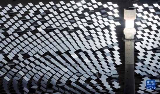 這是2023年6月11日在青海省海西蒙古族藏族自治州格爾木市拍攝的一座光熱電站（無(wú)人機(jī)照片）。 新華社記者 張宏祥 攝